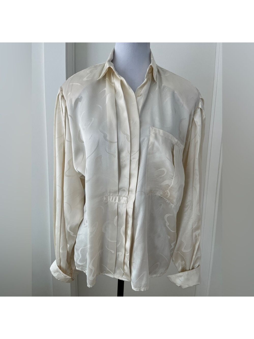 VINTAGE Lipton’s Jacquard 80's Blouse Button Front Pleats Shoulder Pads Neutral